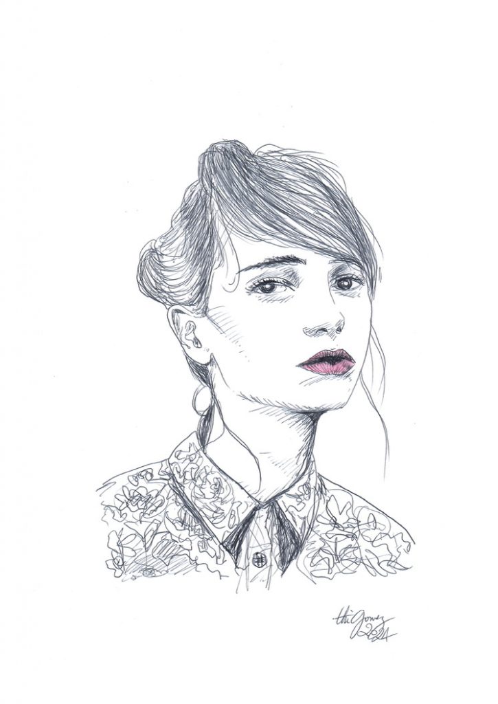 portrait d'une jeune femme au chignon